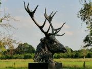 Grandeur-edelheid is een bronzen beeld van een edelhert.| bronzen beelden en tuinbeelden van Jeanette Jansen |